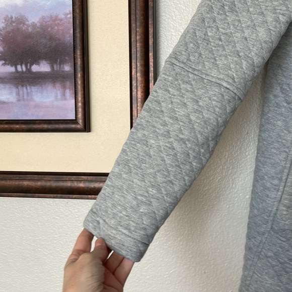 NWT Hem & Thread Quilted Gray Wrap Front Jacket/Sweater Pockets Size Medium - Picture 4 of 11